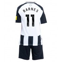 Camiseta Newcastle United Harvey Barnes #11 Primera Equipación Replica 2024-25 para niños mangas cortas (+ Pantalones cortos)